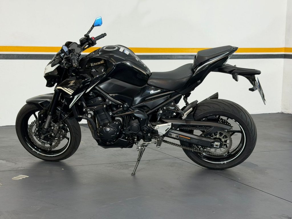 KAWAZAKI Z900